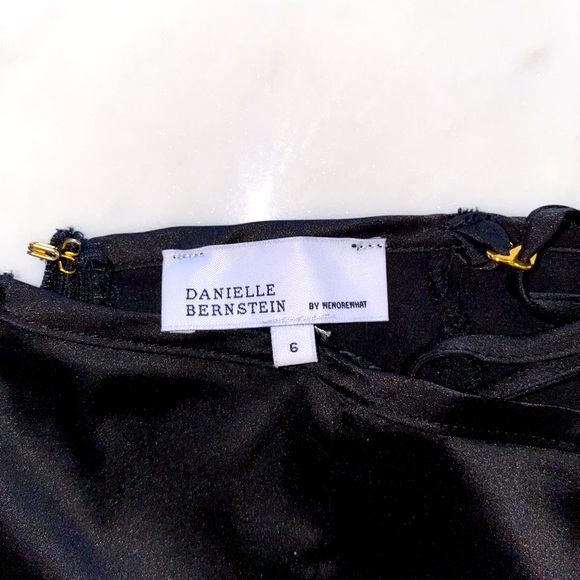 WeWoreWhat
STRETCH CHARMEUSE BODYSUIT
SIZE (6) BLACK - Picture 4 of 9